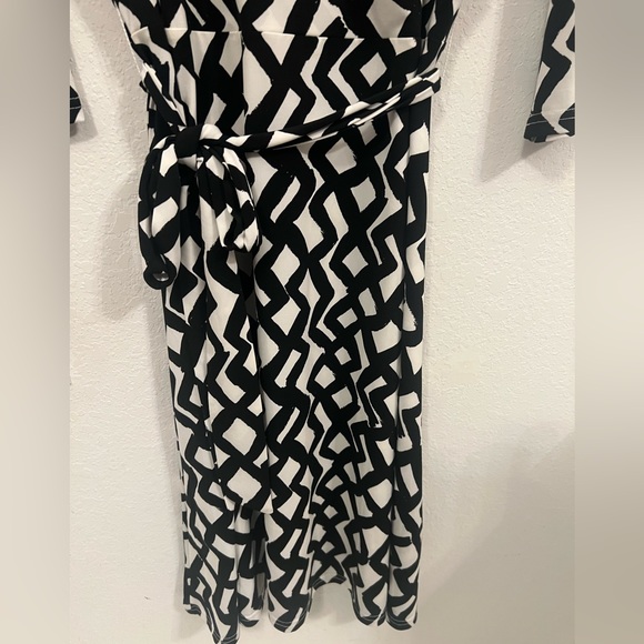 ๐Leota Wrap Dress - Picture 15 of 16